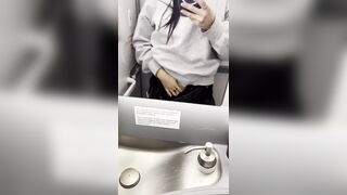 Hot I masturbate in the toilets of the plane